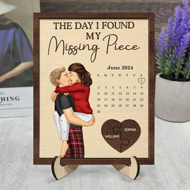 Christmas,Love,Gift For Couples,Gift For Husband,Gift For Wife,Gift For Boyfriend,Gift For Girlfriend,Anniversary - The Day I Found My Missing Piece Kissing Couples Calendar - Personalized 2-Layered Wooden Plaque With Stand