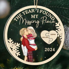 Gift For Couples,Gift For Husband,Gift For Wife,Gift For Boyfriend,Gift For Girlfriend - The Year I Found My Missing Piece Kissing Couples - Personalized 2-Layered Mix Ornament