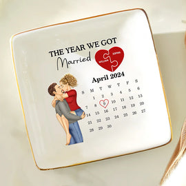 Gift For Couples, Gift For Husband, Gift For Wife, Gift For Boyfriend, Gift For Girlfriend - The Year We Got Engaged Married Kissing Couples Calendar - Personalized Ring Dish