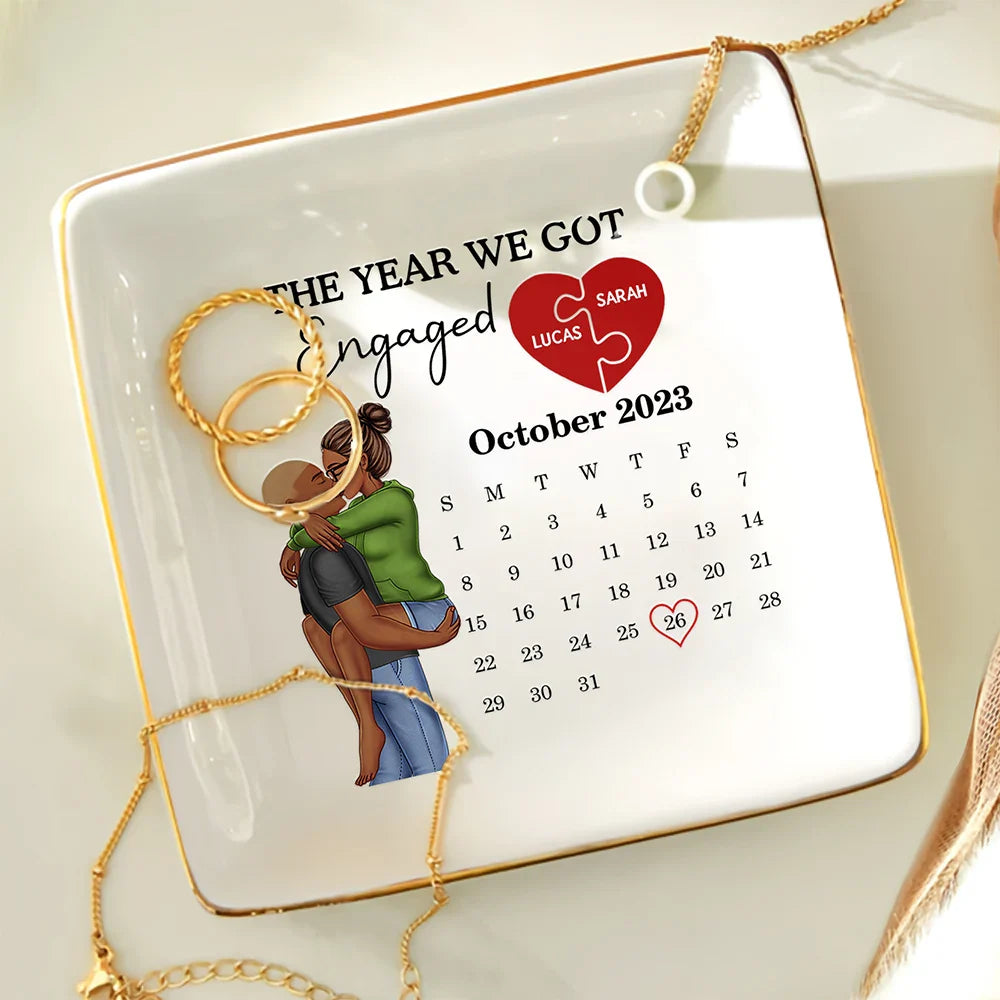 Gift For Couples, Gift For Husband, Gift For Wife, Gift For Boyfriend, Gift For Girlfriend - The Year We Got Engaged Married Kissing Couples Calendar - Personalized Ring Dish