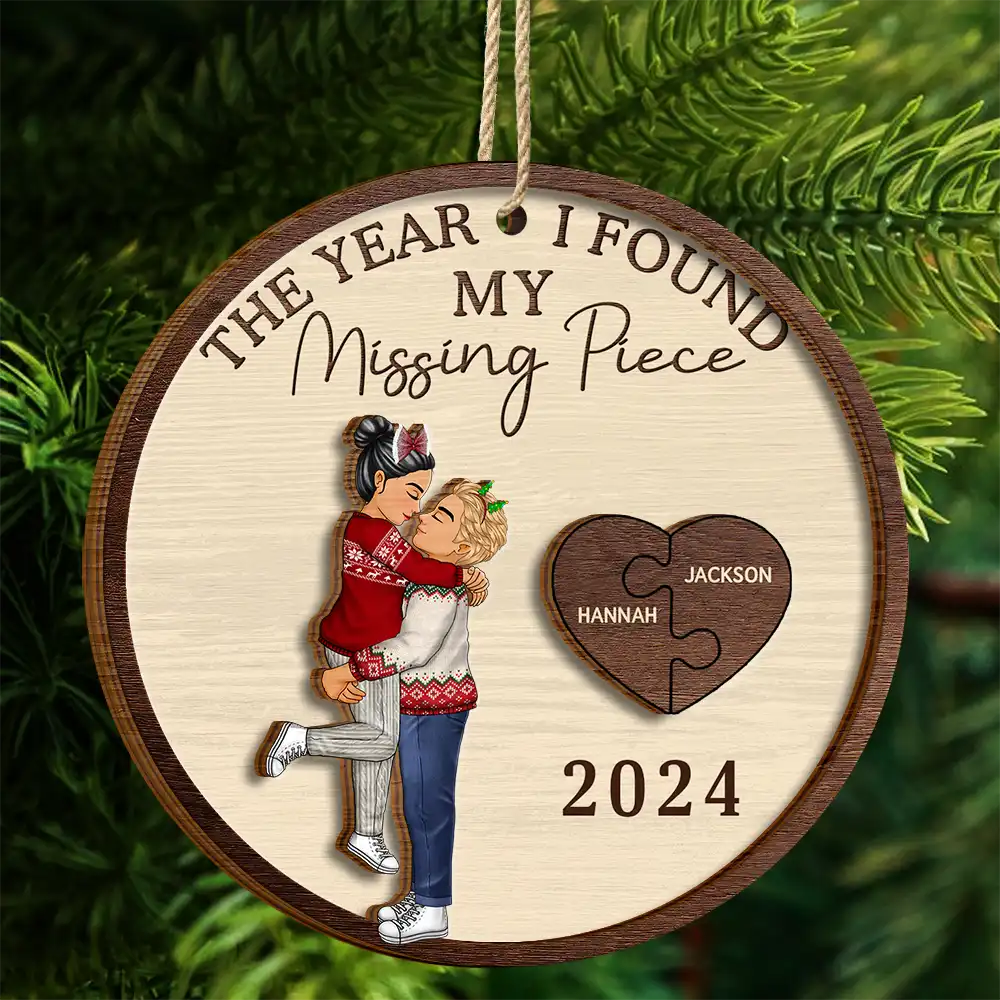 Christmas,Love,Gift For Couples,Gift For Husband,Gift For Wife,Gift For Boyfriend,Gift For Girlfriend,Anniversary - The Year I Found My Missing Piece Cartoon Kissing Couples - Personalized 2-Layered Wooden Ornament