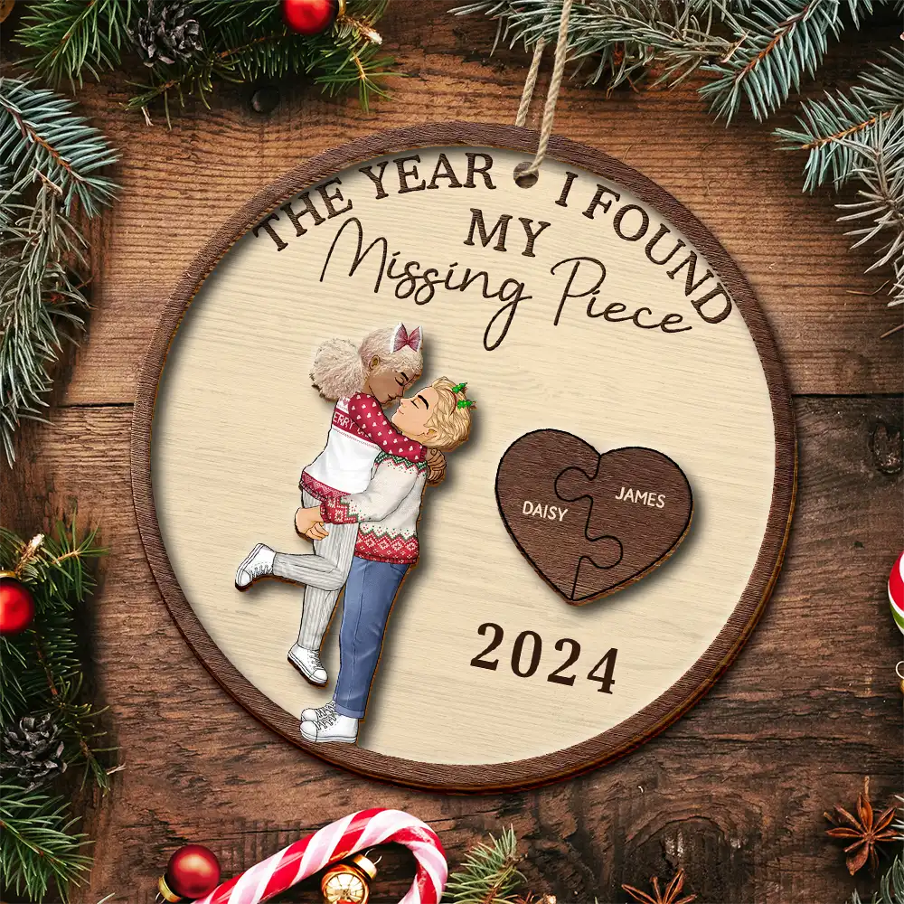 Christmas,Love,Gift For Couples,Gift For Husband,Gift For Wife,Gift For Boyfriend,Gift For Girlfriend,Anniversary - The Year I Found My Missing Piece Cartoon Kissing Couples - Personalized 2-Layered Wooden Ornament