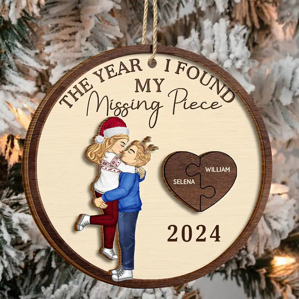 Christmas,Love,Gift For Couples,Gift For Husband,Gift For Wife,Gift For Boyfriend,Gift For Girlfriend,Anniversary - The Year I Found My Missing Piece Cartoon Kissing Couples - Personalized 2-Layered Wooden Ornament