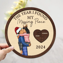 Christmas,Love,Gift For Couples,Gift For Husband,Gift For Wife,Gift For Boyfriend,Gift For Girlfriend,Anniversary - The Year I Found My Missing Piece Kissing Couples - Personalized 2-Layered Wooden Plaque With Stand