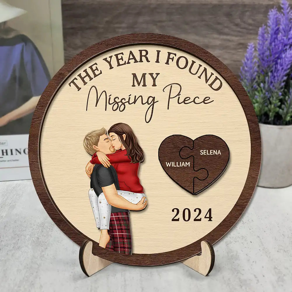 Christmas,Love,Gift For Couples,Gift For Husband,Gift For Wife,Gift For Boyfriend,Gift For Girlfriend,Anniversary - The Year I Found My Missing Piece Kissing Couples - Personalized 2-Layered Wooden Plaque With Stand